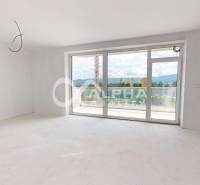 3i byty s balkónom a garážovým státím, Zelené údolie, Sp. Nová Ves - Priestranná miestnosť s veľkými oknami v 3-izbovom byte s výhľadom na okolie.