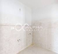 3i byty s balkónom a garážovým státím, Zelené údolie, Sp. Nová Ves - Prázdna miestnosť v 3-izbovom byte s nevýraznými stenami a elektrickými zásuvkami.