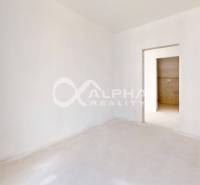 3i byty s balkónom a garážovým státím, Zelené údolie, Sp. Nová Ves - Svetlá izba so zásuvkami v 3-izbovom byte, pripravená na konečné úpravy.