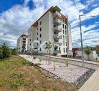 3i byty s balkónom a garážovým státím, Zelené údolie, Sp. Nová Ves - Exteriér budovy s 3-izbovým bytom v Spišskej Novej Vsi, upravené okolie a zeleň.