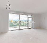 3i byty s balkónom a garážovým státím, Zelené údolie, Sp. Nová Ves - Svetlá priestranná miestnosť s veľkými oknami, 3-izbový byt.