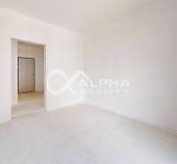 3i byty s balkónom a garážovým státím, Zelené údolie, Sp. Nová Ves - Prázdna miestnosť so svetlou podlahou a bielymi stenami v 3-izbovom byte.