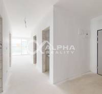 3i byty s balkónom a garážovým státím, Zelené údolie, Sp. Nová Ves - Vstupná chodba 3-izbového bytu s holými stenami a otvorenými priechodmi.