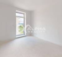 3i byty s balkónom a garážovým státím, Zelené údolie, Sp. Nová Ves - Prázdna miestnosť s bielymi stenami a veľkým oknom v 3-izbovom byte.