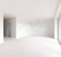 3i byty s balkónom a garážovým státím, Zelené údolie, Sp. Nová Ves - Svetlá obývacia izba s bielymi stenami a veľkými oknami v 3-izbovom byte.