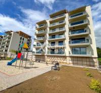 3i byty s balkónom, terasou, garážovým státím, Zelené údolie, Sp. Nová - Bytové domy v Spišskej Novej Vsi s detským ihriskom a modernými balkónmi.