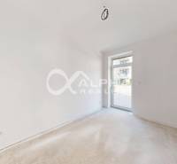 3i byty s balkónom, terasou, garážovým státím, Zelené údolie, Sp. Nová - Svetlá miestnosť s bielymi stenami a béžovou podlahou v 3-izbovom byte.