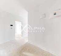 3i byty s balkónom, terasou, garážovým státím, Zelené údolie, Sp. Nová - Priestranná chodba v 3-izbovom byte s bielymi stenami a svete podlahou.