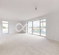 3i byty s balkónom, terasou, garážovým státím, Zelené údolie, Sp. Nová - Priestranný obývací priestor s veľkými oknami a balkónovými dverami v 3-izbovom byte.