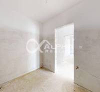 3i byty s balkónom, terasou, garážovým státím, Zelené údolie, Sp. Nová - Nedokončený interiér v 3-izbovom byte s omietnutými stenami a prípravou na inštalácie.