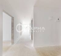 3i byty s balkónom, terasou, garážovým státím, Zelené údolie, Sp. Nová - Svetlá chodba s bielymi stenami v 3-izbovom byte.