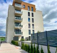 3i byty s balkónom, terasou, garážovým státím, Zelené údolie, Sp. Nová - Bytový dom so moderným dizajnom a balkónmi v Spišskej Novej Vsi.