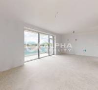 3i byty s balkónom, terasou, garážovým státím, Zelené údolie, Sp. Nová - Svetlá izba s veľkými oknami, podlaha s dreveným dekorom.