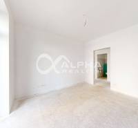 3i byty s balkónom, terasou, garážovým státím, Zelené údolie, Sp. Nová - Interiér s bielymi stenami a podlahou, priestranná miestnosť v 3-izbovom byte.