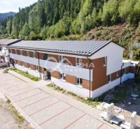 EXKLUZÍVNE novostavby bytov s terasou, parkovaním, Novoveská Huta, okr - Budova obklopená lesom, 3-izbový byt v Spišskej Novej Vsi, spevnená prístupová cesta.