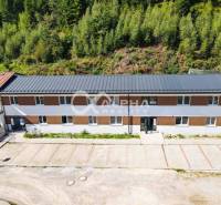 EXKLUZÍVNE novostavby bytov s terasou, parkovaním, Novoveská Huta, okr - Budova v Spišskej Novej Vsi s parkoviskom, obklopená zeleným lesom.