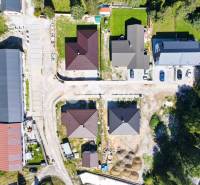 EXKLUZÍVNE novostavby bytov s terasou, parkovaním, Novoveská Huta, okr - Letecký pohľad na stavebnú zástavbu v Spišskej Novej Vsi, vrátane domov a ciest.