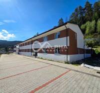 EXKLUZÍVNE novostavby bytov s terasou, parkovaním, Novoveská Huta, okr - Bytový dom v Spišskej Novej Vsi obklopený zeleňou a spevnenou cestou.