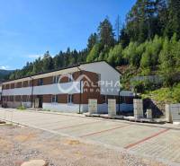 EXKLUZÍVNE novostavby bytov s terasou, parkovaním, Novoveská Huta, okr - Bytový komplex v Spišskej Novej Vsi obklopený zeleňou, spevnené parkoviská pred budovou.