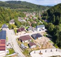 EXKLUZÍVNE novostavby bytov s terasou, parkovaním, Novoveská Huta, okr - Letný pohľad na malebnú štvrť v Spišskej Novej Vsi obklopenú lesnatými kopcami.