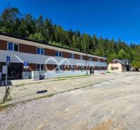 EXKLUZÍVNE novostavby bytov s terasou, parkovaním, Novoveská Huta, okr - Exteriér 3-izbového bytu v Spišskej Novej Vsi obklopený lesom a parkoviskom.