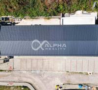 EXKLUZÍVNE novostavby bytov s terasou, parkovaním, Novoveská Huta, okr - Pohľad zhora na dlhú budovu so strechou, parkovanie a okolitú zeleň v Spišskej Novej Vsi.