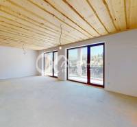 2i alebo 3i byt, Poráč, okres Spišská Nová Ves - Rekreačný apartmán s bielymi stenami, dreveným stropom a veľkými oknami s výhľadom.