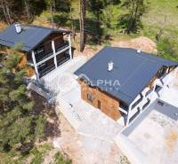 2i alebo 3i byt, Poráč, okres Spišská Nová Ves - Rekreačné apartmány v Poráči uprostred lesného prostredia, s prístupovými schodmi a terasou.