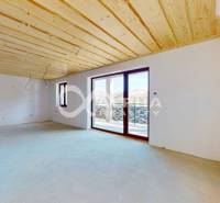 2i alebo 3i byt, Poráč, okres Spišská Nová Ves - Svetlý interiér rekreačného apartmánu s dreveným stropom a veľkými presklenými dverami.