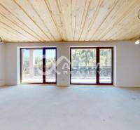 2i alebo 3i byt, Poráč, okres Spišská Nová Ves - Rekreačný apartmán s dreveným stropom a veľkými oknami ponúka výhľad na prírodu.