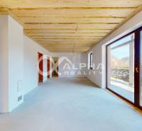 2i alebo 3i byt, Poráč, okres Spišská Nová Ves - Interiér Rekreačného apartmánu s podlahou s dreveným dekorom a veľkými oknami.