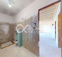 2i alebo 3i byt, Poráč, okres Spišská Nová Ves - Nedokončený interiér Rekreačného apartmánu s podlahou s dreveným dekorom a neutrálnymi stenami.