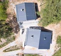 2i alebo 3i byt, Poráč, okres Spišská Nová Ves - Letecký pohľad na rekreačné apartmány v Poráči obklopené zeleňou a stromami.