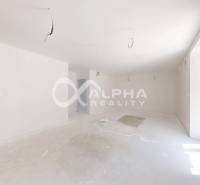 EXKLUZÍVNE 3i byt 113,09m2 s terasou, parkovaním, Nov. Huta - Svetlá miestnosť v 3-izbovom byte s neúplnou podlahovou úpravou a bielymi stenami.