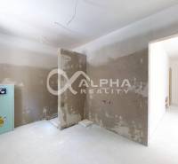 EXKLUZÍVNE 3i byt 113,09m2 s terasou, parkovaním, Nov. Huta - Rekonštruovaná miestnosť v 3-izbovom byte s betónovou podlahou a prípravou na inštalácie.