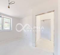 EXKLUZÍVNE 3i byt 113,09m2 s terasou, parkovaním, Nov. Huta - Priestranná miestnosť v 3-izbovom byte s veľkým oknom a bielymi stenami.