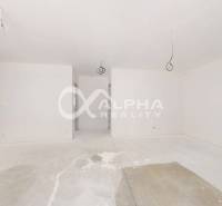 EXKLUZÍVNE 3i byt 113,09m2 s terasou, parkovaním, Nov. Huta - Prázdna miestnosť v 3-izbovom byte s pripravenými elektrickými kabelážami na strope.