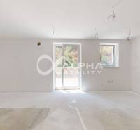 EXKLUZÍVNE 3i byt 113,09m2 s terasou, parkovaním, Nov. Huta - Svetlá miestnosť 3-izbového bytu s dvojitými dvermi a prípravou na osvetlenie.