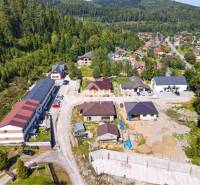 EXKLUZÍVNE 3i byt 113,09m2 s terasou, parkovaním, Nov. Huta - Letecký pohľad na domy obklopené lesom v Spišskej Novej Vsi, pozemky - bývanie.