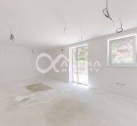 EXKLUZÍVNE 3i byt 113,09m2 s terasou, parkovaním, Nov. Huta - Prázdna miestnosť s bielymi stenami a betónovou podlahou v 3-izbovom byte.