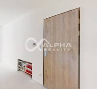 EXKLUZÍVNE 3i byt 113,09m2 s terasou, parkovaním, Nov. Huta - Interiér 3-izbového bytu s dverami s dreveným dekorom a podlahovým rozvodom.