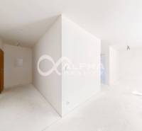 EXKLUZÍVNE 3i byt 113,09m2 s terasou, parkovaním, Nov. Huta - Prázdna izba v 3-izbovom byte s bielymi stenami a podlahami bez dekoru.