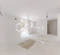 EXKLUZÍVNE 3i byt 113,09m2 s terasou, parkovaním, Nov. Huta - Svetlá miestnosť v 3-izbovom byte s veľkými oknami a nedokončenou podlahou.