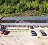 EXKLUZÍVNE 3i byt 113,09m2 s terasou, parkovaním, Nov. Huta - Budova s parkoviskom na Novoveskej Hute v Spišskej Novej Vsi, obklopená zeleňou.