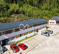 EXKLUZÍVNE 3i byt 113,09m2 s terasou, parkovaním, Nov. Huta - Budova s asfaltovou strechou a parkovisko na Novoveskej Hute v Spišskej Novej Vsi.