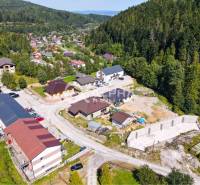 EXKLUZÍVNE 3i byt 128,53m2 s terasou, parkovaním, Nov. Huta - Pohľad na obytnú štvrť obklopenú lesmi v Spišskej Novej Vsi. Pozemky - bývanie.