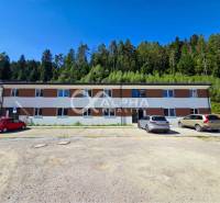 EXKLUZÍVNE 3i byt 128,53m2 s terasou, parkovaním, Nov. Huta - Bytový dom na ulici Novoveská Huta v Spišskej Novej Vsi, obklopený lesmi a parkoviskom.