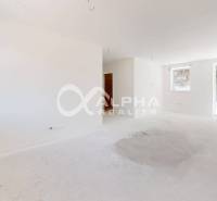 EXKLUZÍVNE 3i byt 128,53m2 s terasou, parkovaním, Nov. Huta - Priestranný 3-izbový byt s veľkými oknami a bielym interiérom vyniká svetlosťou.