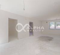 EXKLUZÍVNE 3i byt 128,53m2 s terasou, parkovaním, Nov. Huta - Priestranná miestnosť s bielymi stenami, podlaha s dreveným dekorom, pripravená k zariadeniu v 3-izbovom byte.