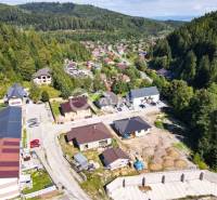 EXKLUZÍVNE 3i byt 128,53m2 s terasou, parkovaním, Nov. Huta - Letecký pohľad na Novoveskú Hutu v Spišskej Novej Vsi, zobrazujúci pokojné rodinné domy.